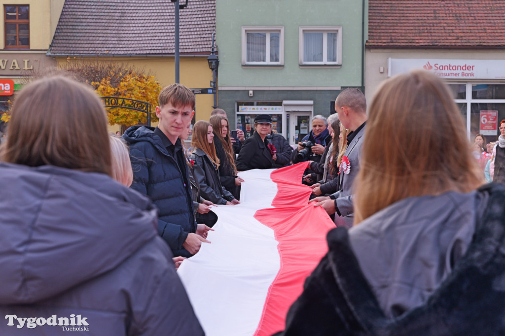 SP 1 i ZSLiA w Tucholi śpiewają hymn Polski