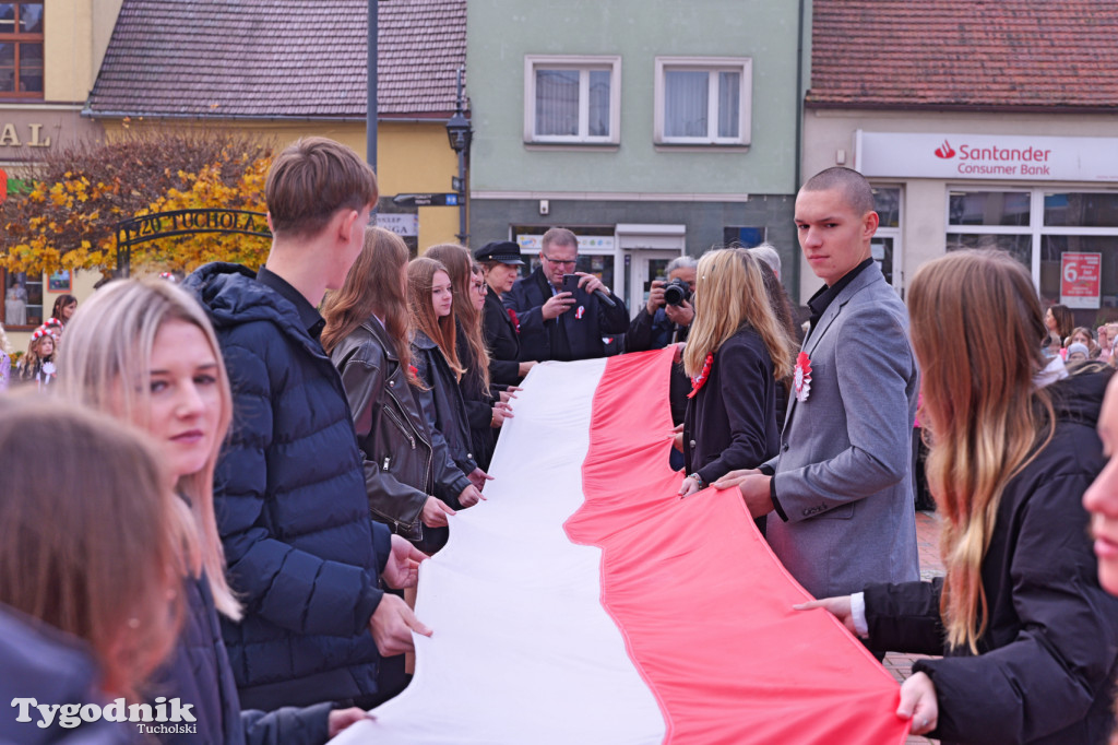 SP 1 i ZSLiA w Tucholi śpiewają hymn Polski