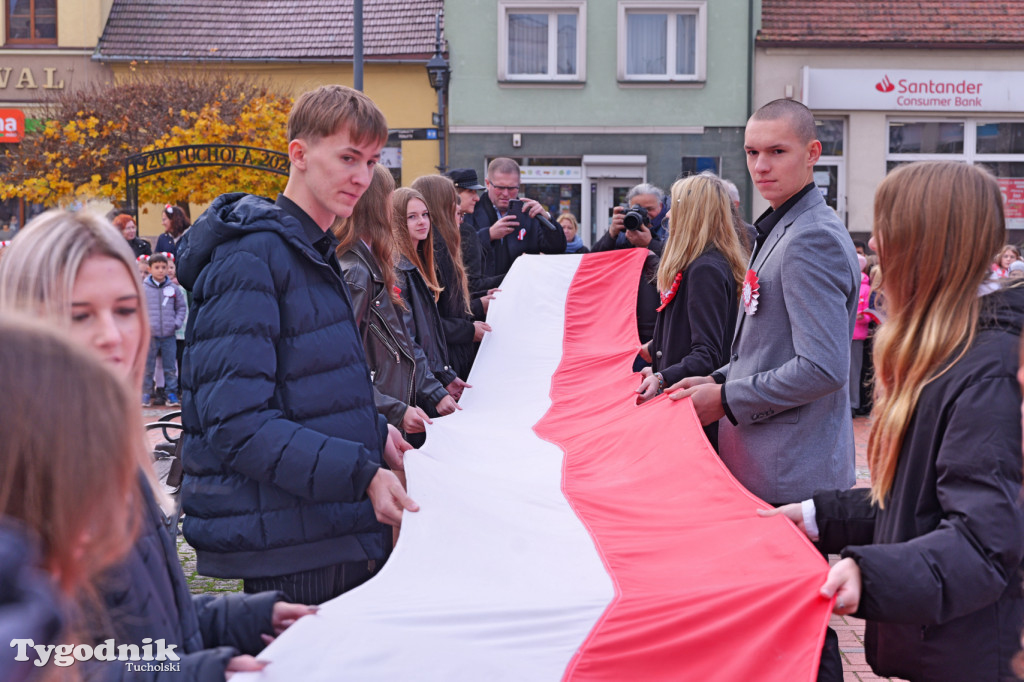 SP 1 i ZSLiA w Tucholi śpiewają hymn Polski