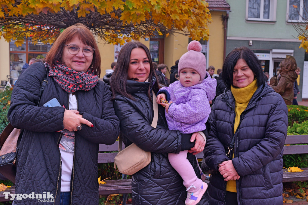 SP 1 i ZSLiA w Tucholi śpiewają hymn Polski