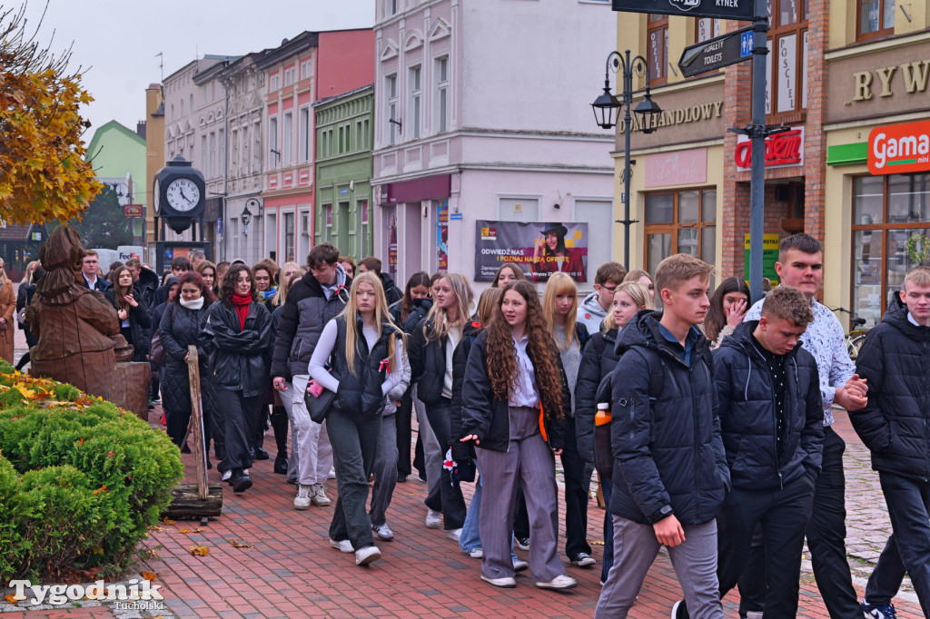 SP 1 i ZSLiA w Tucholi śpiewają hymn Polski