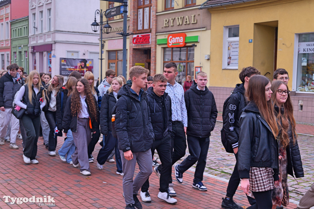 SP 1 i ZSLiA w Tucholi śpiewają hymn Polski