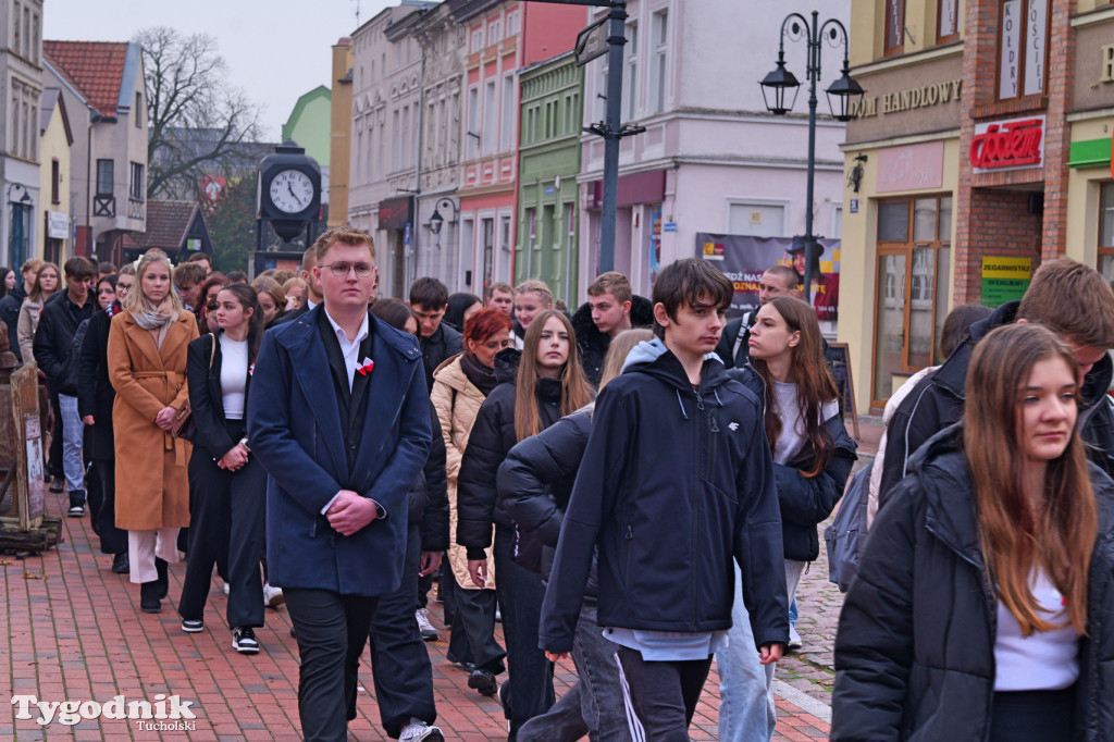 SP 1 i ZSLiA w Tucholi śpiewają hymn Polski