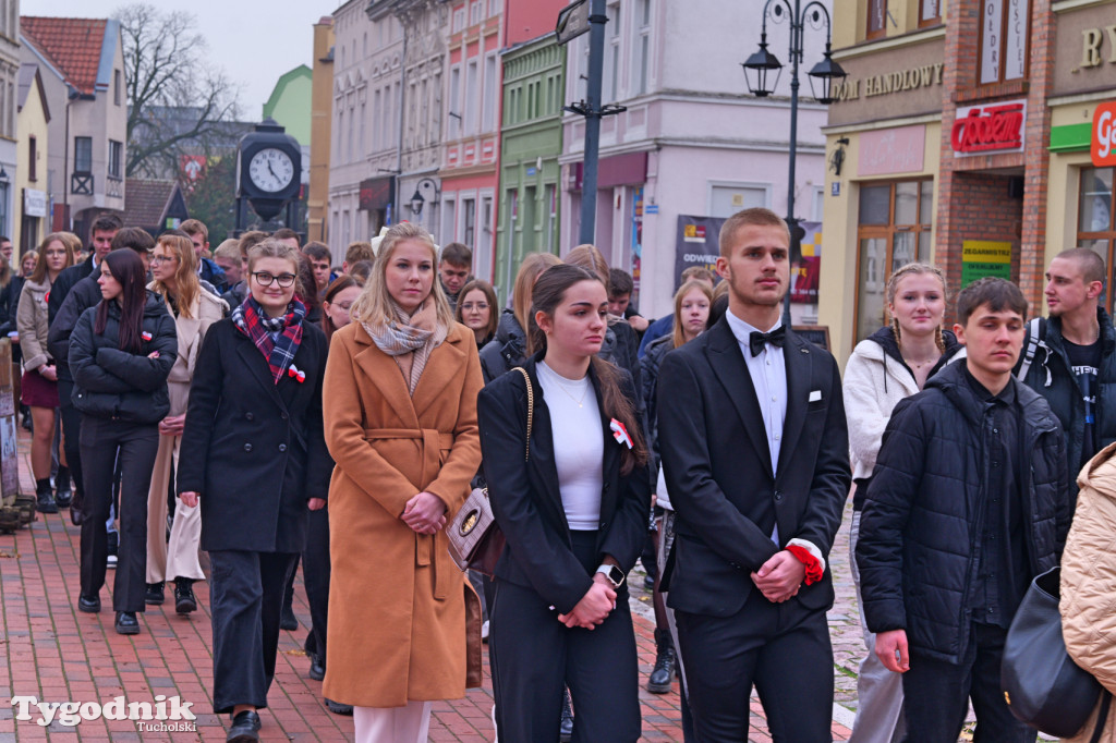 SP 1 i ZSLiA w Tucholi śpiewają hymn Polski