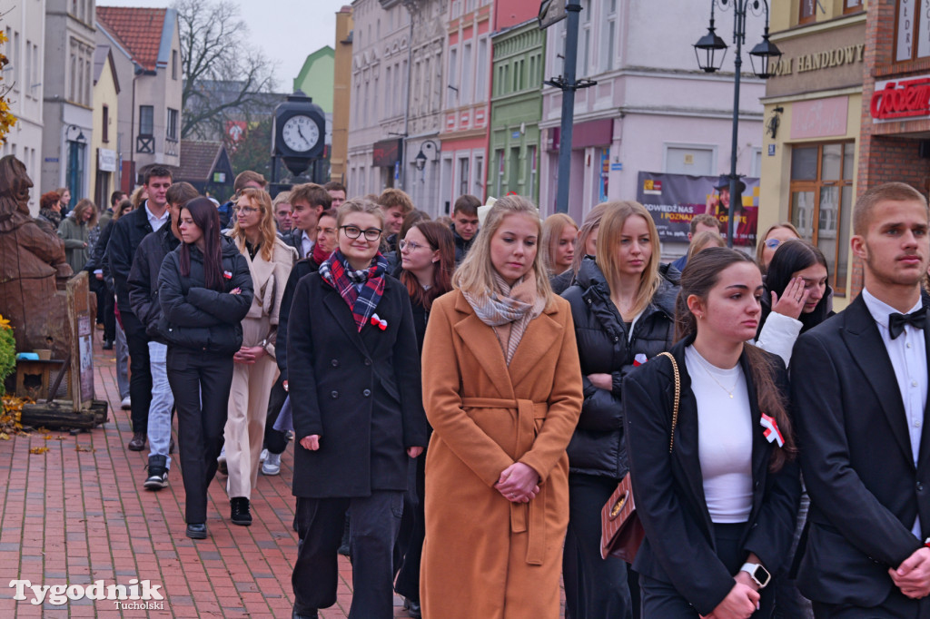 SP 1 i ZSLiA w Tucholi śpiewają hymn Polski