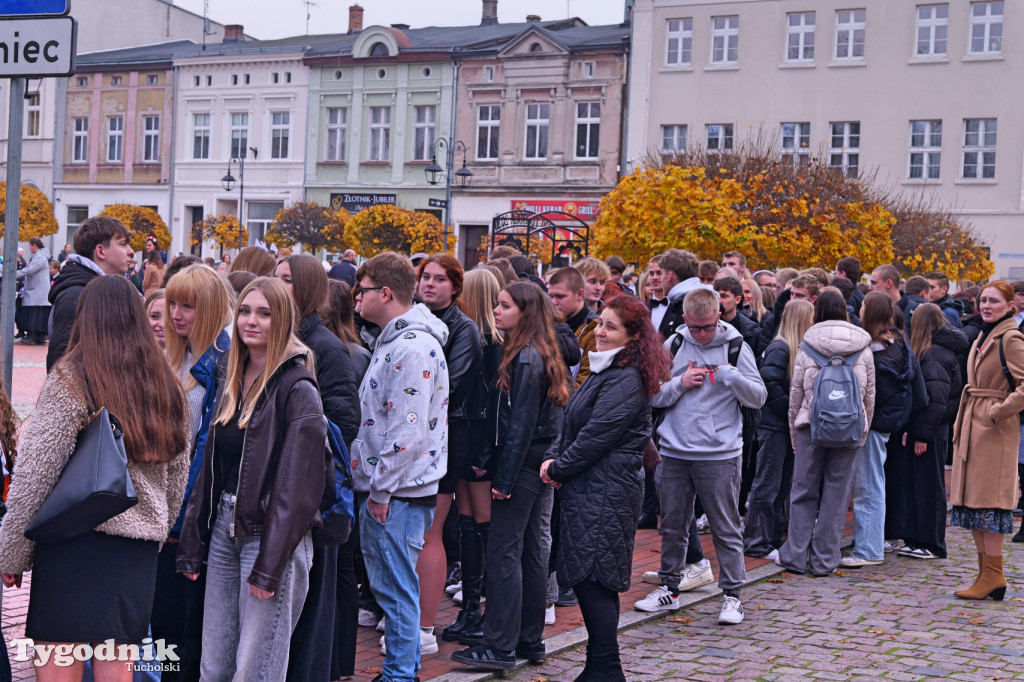 SP 1 i ZSLiA w Tucholi śpiewają hymn Polski