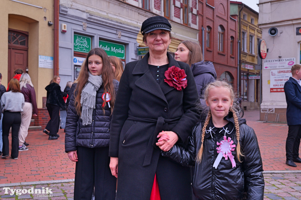 SP 1 i ZSLiA w Tucholi śpiewają hymn Polski