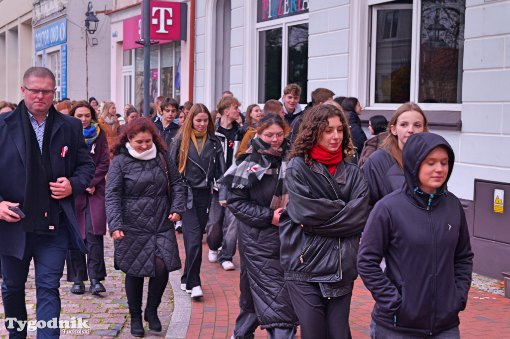 SP 1 i ZSLiA w Tucholi śpiewają hymn Polski
