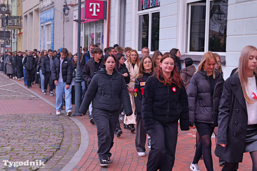SP 1 i ZSLiA w Tucholi śpiewają hymn Polski