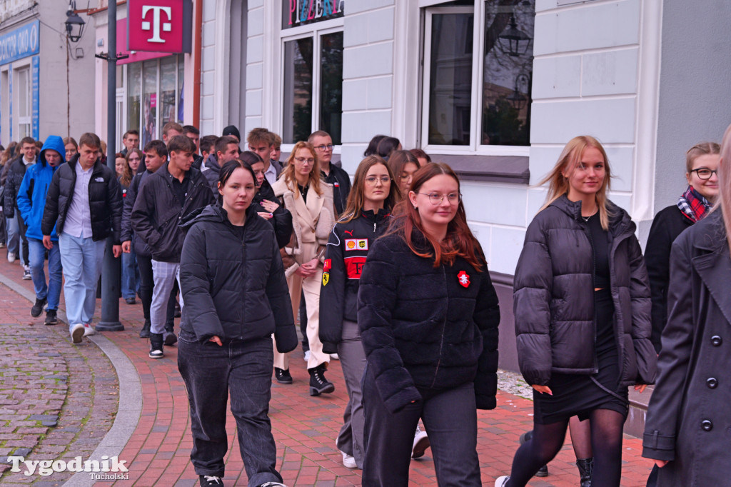 SP 1 i ZSLiA w Tucholi śpiewają hymn Polski