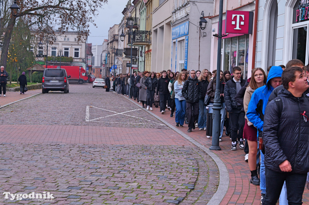 SP 1 i ZSLiA w Tucholi śpiewają hymn Polski