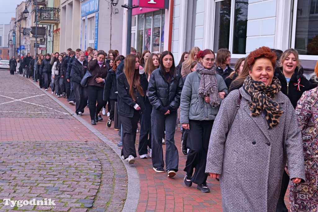SP 1 i ZSLiA w Tucholi śpiewają hymn Polski