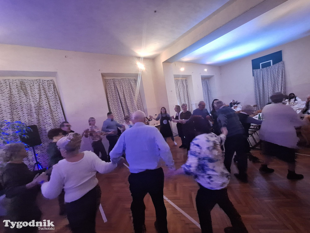 Seniorzy z Kamienicy rozgrzali parkiet pałacu