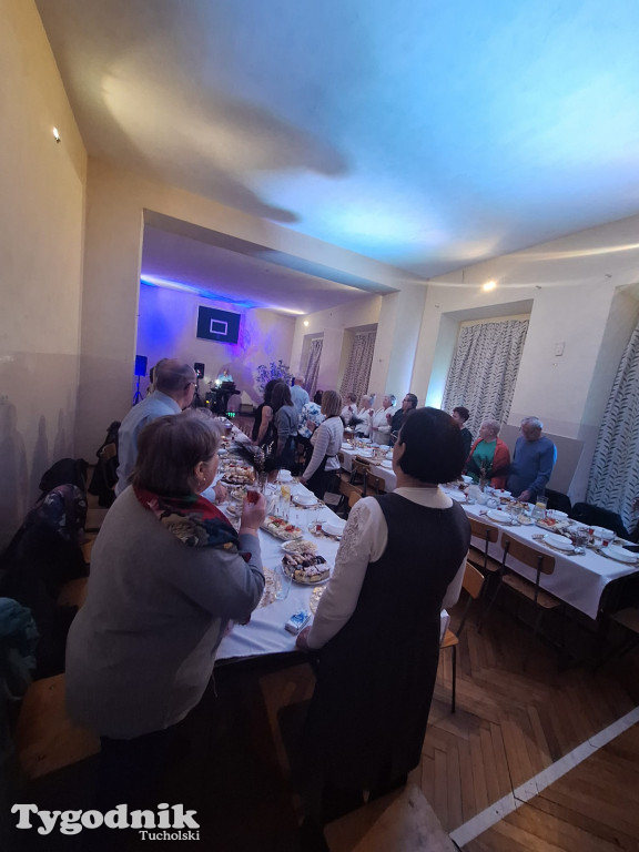 Seniorzy z Kamienicy rozgrzali parkiet pałacu