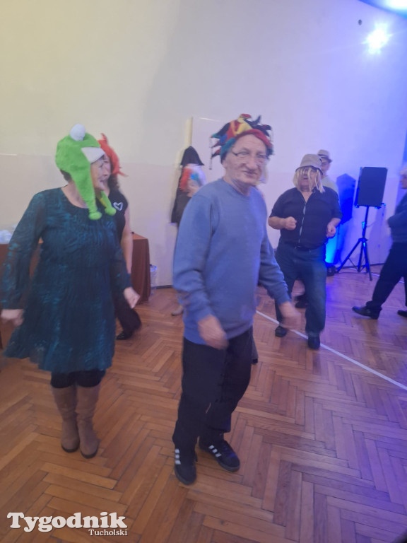 Seniorzy z Kamienicy rozgrzali parkiet pałacu