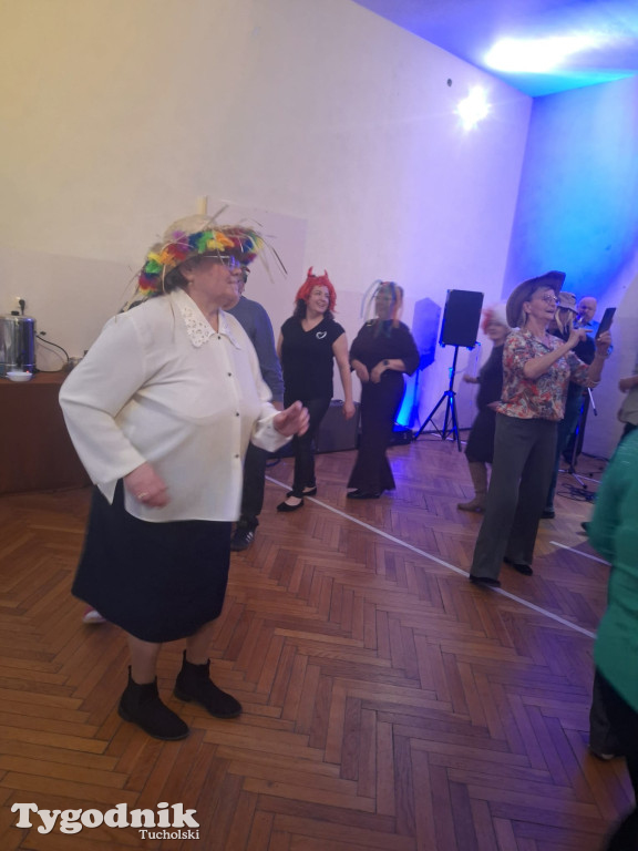 Seniorzy z Kamienicy rozgrzali parkiet pałacu