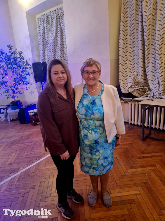 Seniorzy z Kamienicy rozgrzali parkiet pałacu