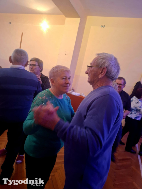 Seniorzy z Kamienicy rozgrzali parkiet pałacu