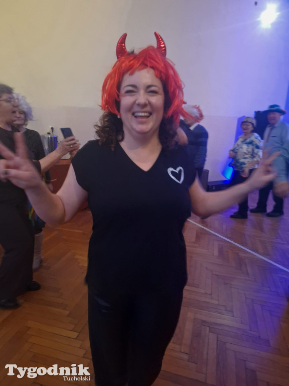 Seniorzy z Kamienicy rozgrzali parkiet pałacu