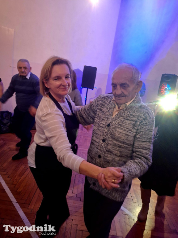 Seniorzy z Kamienicy rozgrzali parkiet pałacu
