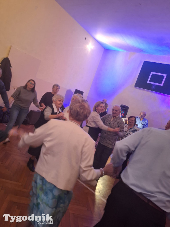 Seniorzy z Kamienicy rozgrzali parkiet pałacu