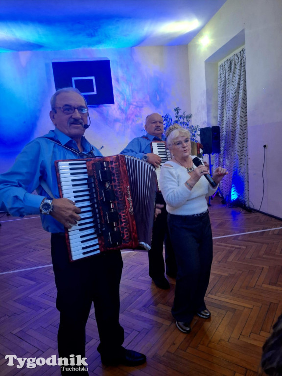 Seniorzy z Kamienicy rozgrzali parkiet pałacu