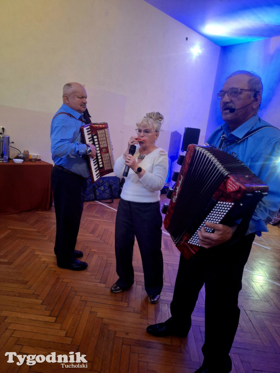 Seniorzy z Kamienicy rozgrzali parkiet pałacu