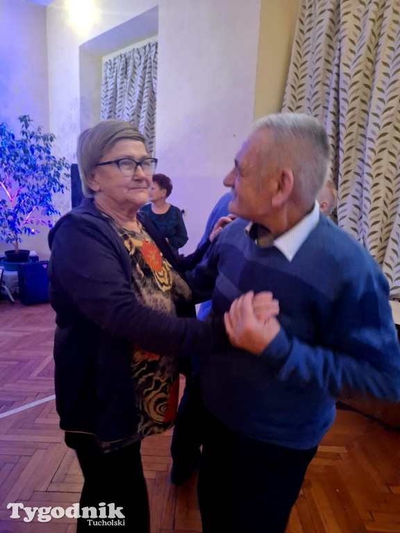 Seniorzy z Kamienicy rozgrzali parkiet pałacu