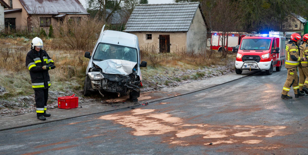 Zderzenie osobówki i pojazdu ciężarowego w Łąskim Piecu