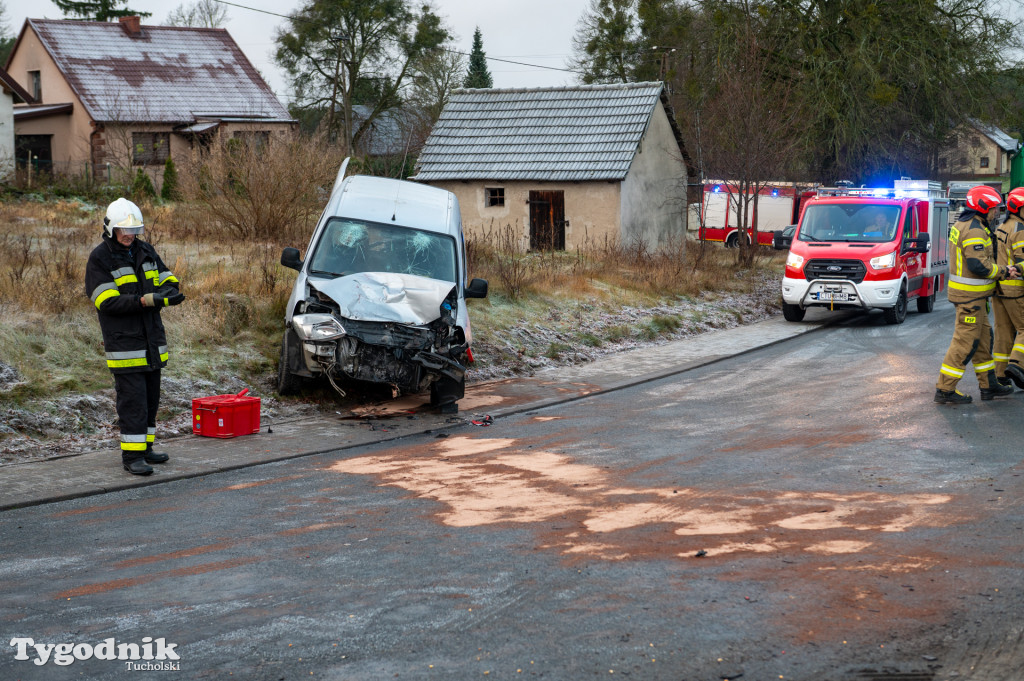 Zderzenie osobówki i pojazdu ciężarowego w Łąskim Piecu
