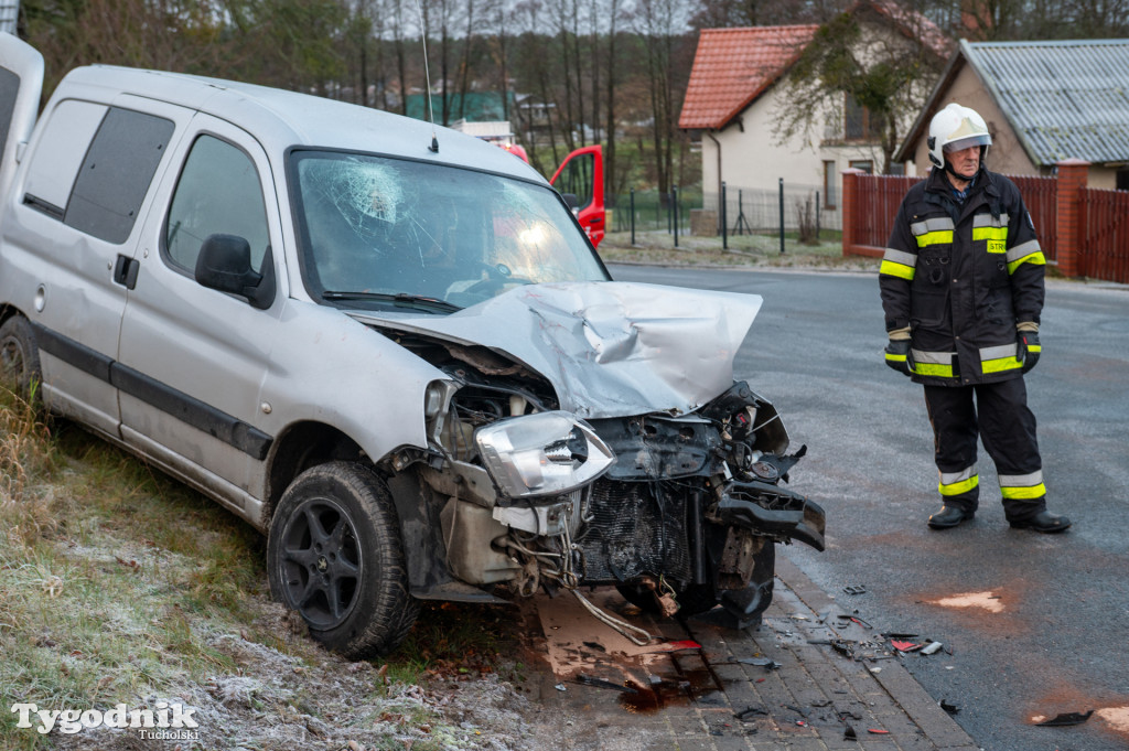 Zderzenie osobówki i pojazdu ciężarowego w Łąskim Piecu