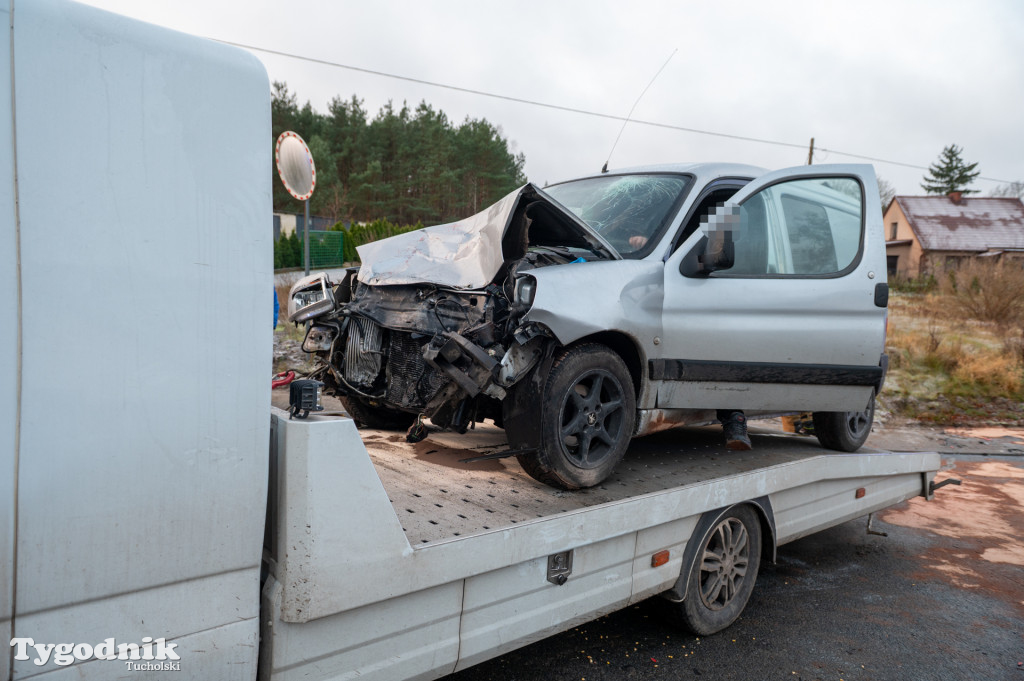 Zderzenie osobówki i pojazdu ciężarowego w Łąskim Piecu