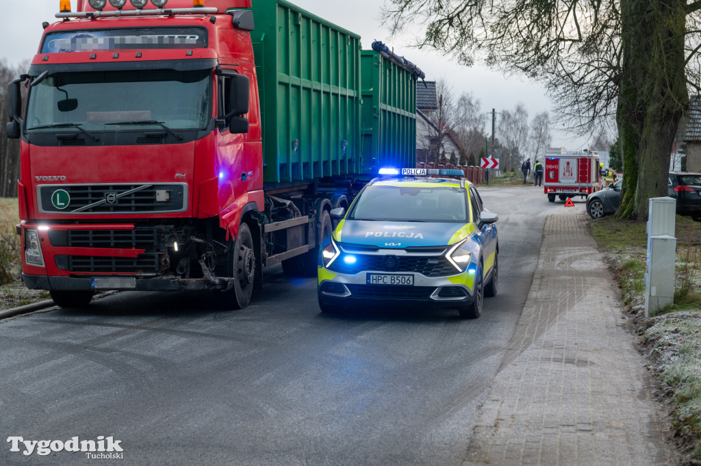 Zderzenie osobówki i pojazdu ciężarowego w Łąskim Piecu