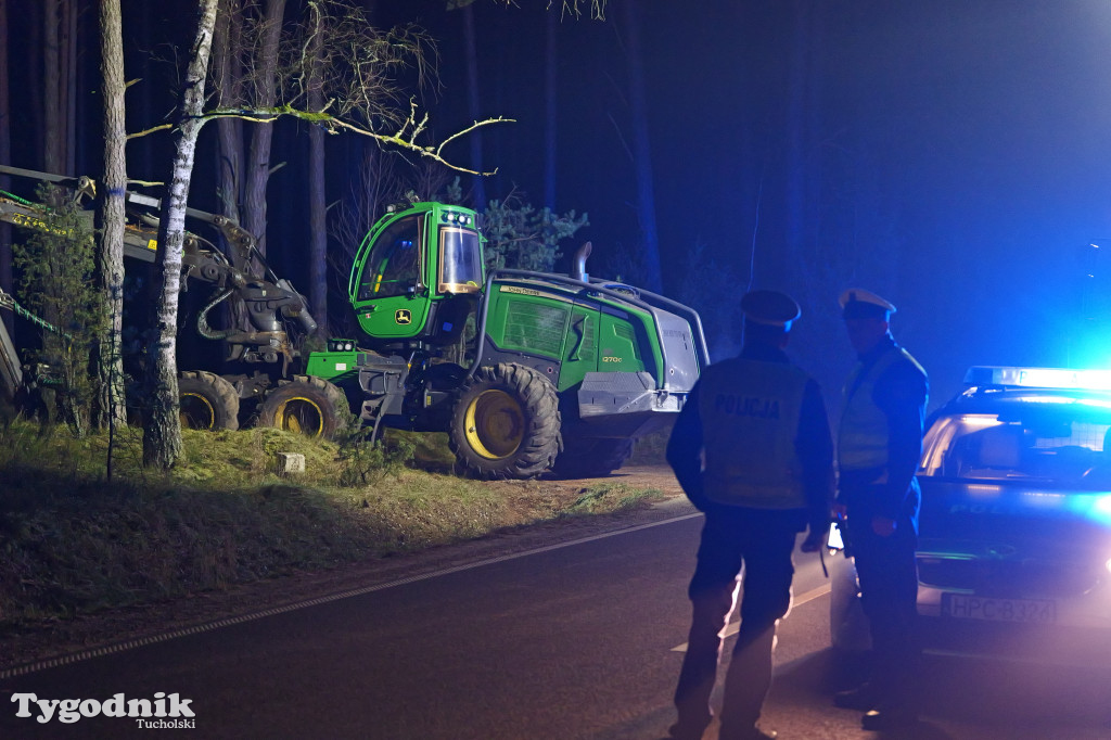 Samochód osobowy i harweters. Wypadek na trasie Tuchola-Tleń w Zalesiu