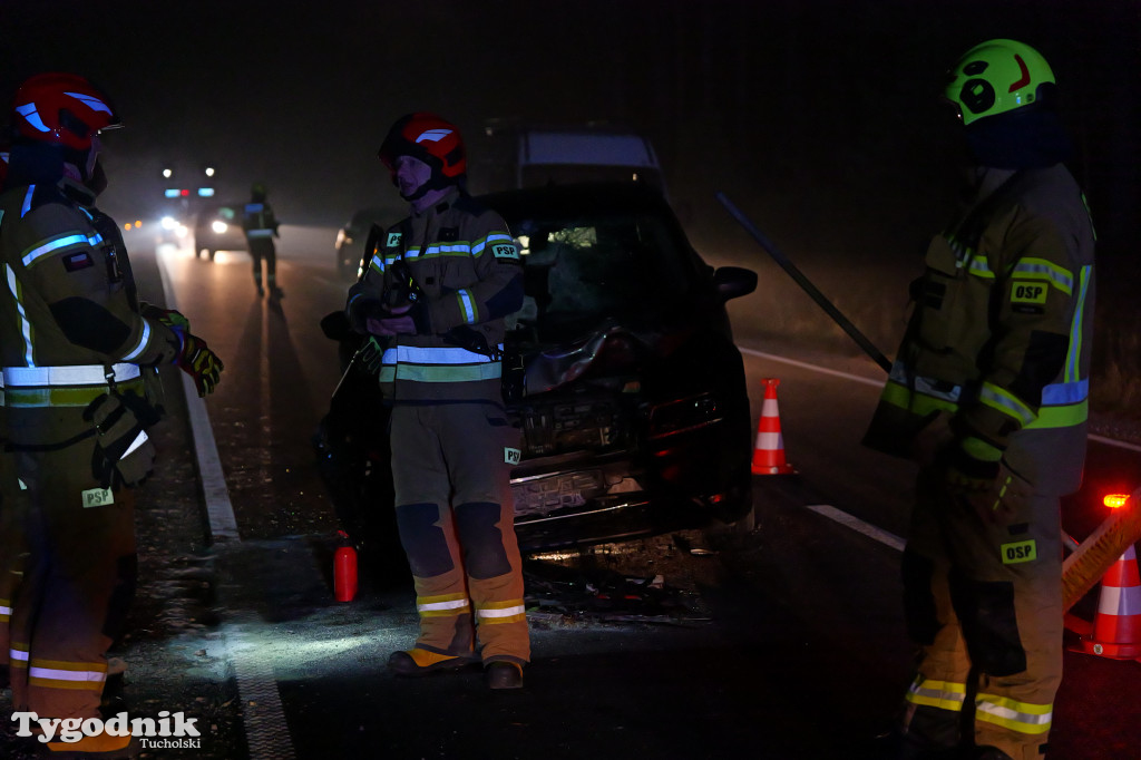 Samochód osobowy i harweters. Wypadek na trasie Tuchola-Tleń w Zalesiu