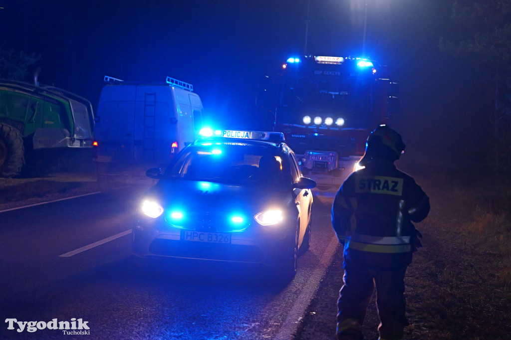 Samochód osobowy i harweters. Wypadek na trasie Tuchola-Tleń w Zalesiu