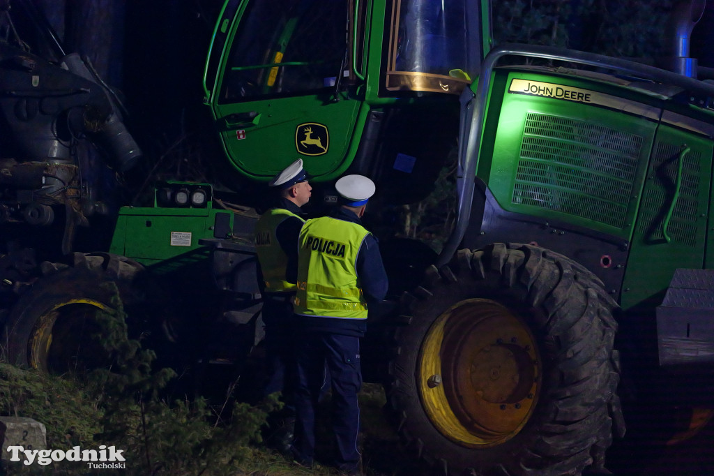 Samochód osobowy i harweters. Wypadek na trasie Tuchola-Tleń w Zalesiu