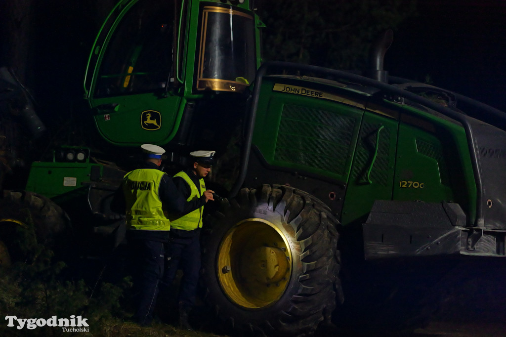 Samochód osobowy i harweters. Wypadek na trasie Tuchola-Tleń w Zalesiu