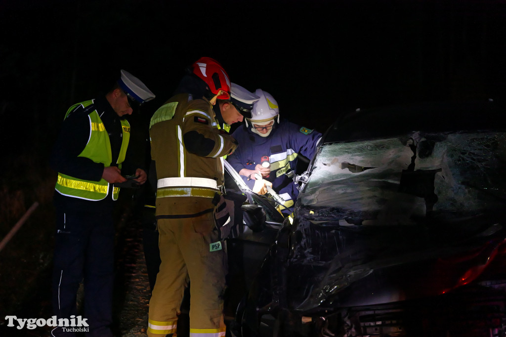 Samochód osobowy i harweters. Wypadek na trasie Tuchola-Tleń w Zalesiu