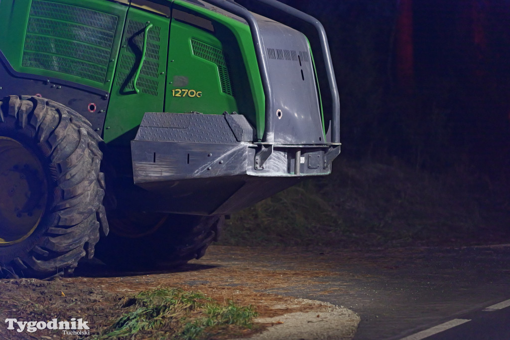 Samochód osobowy i harweters. Wypadek na trasie Tuchola-Tleń w Zalesiu