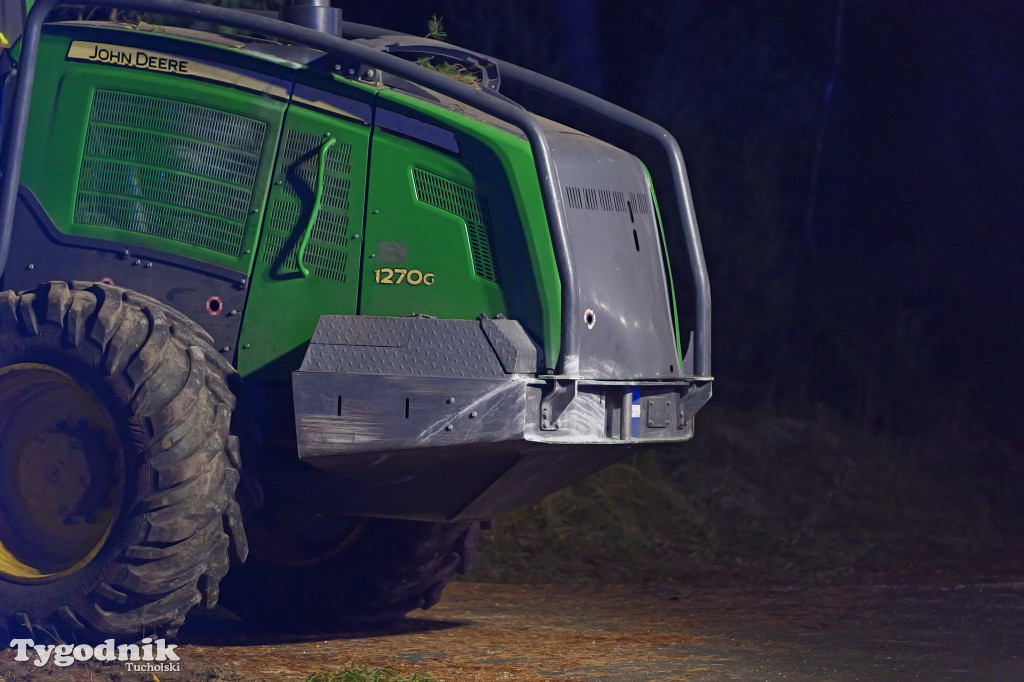 Samochód osobowy i harweters. Wypadek na trasie Tuchola-Tleń w Zalesiu