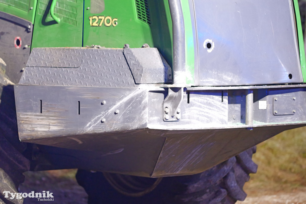 Samochód osobowy i harweters. Wypadek na trasie Tuchola-Tleń w Zalesiu