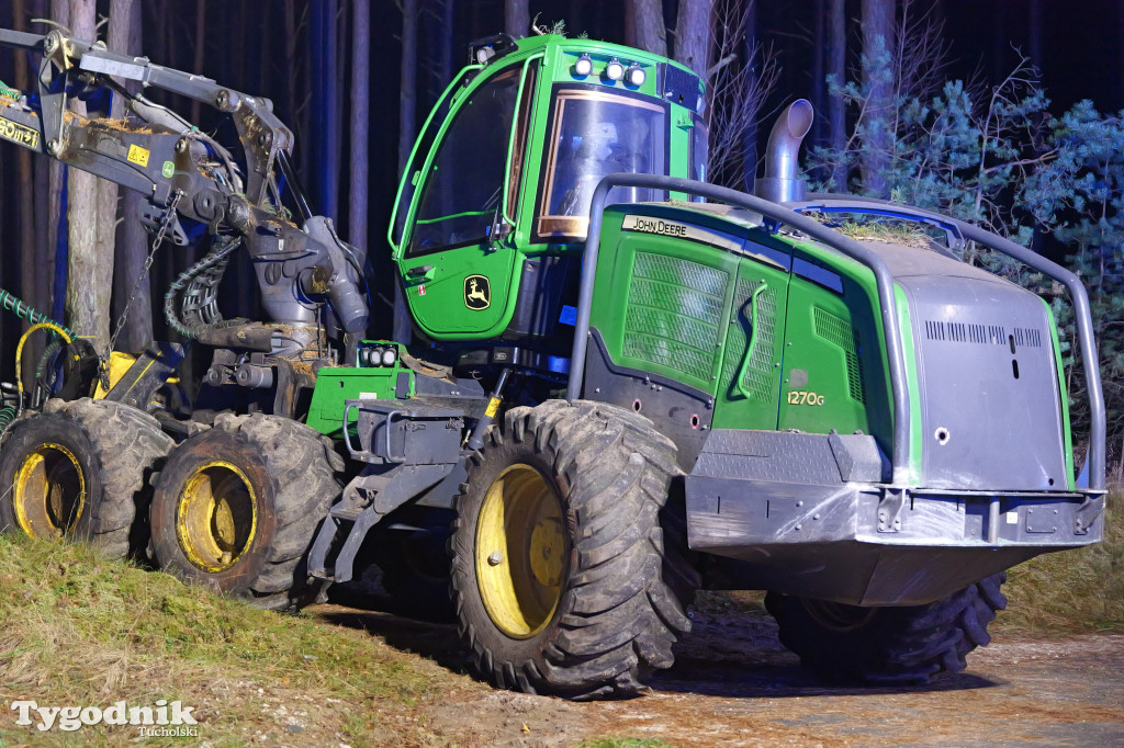 Samochód osobowy i harweters. Wypadek na trasie Tuchola-Tleń w Zalesiu