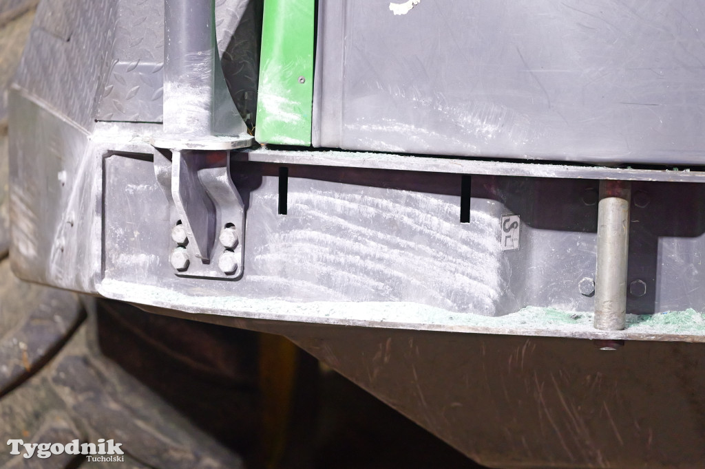 Samochód osobowy i harweters. Wypadek na trasie Tuchola-Tleń w Zalesiu