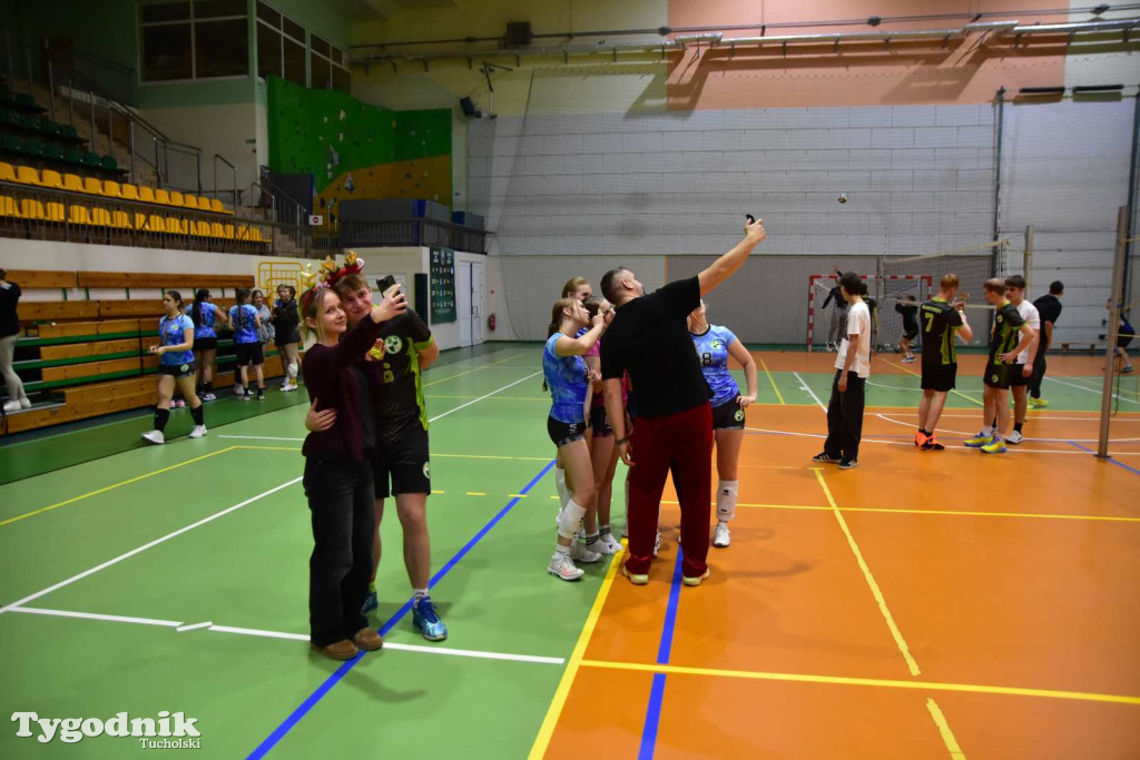 Tuchola: Mikołajkowy Turniej Piłki Siatkowej