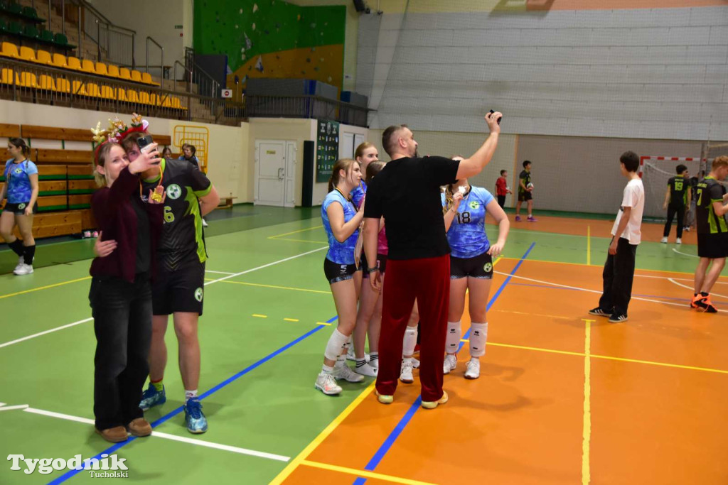 Tuchola: Mikołajkowy Turniej Piłki Siatkowej