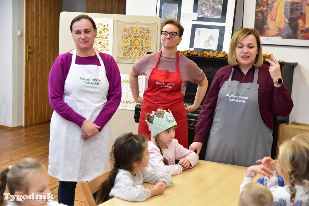 Piernikowe szaleństwo w Muzeum Borów Tucholskich w wykonaniu dzieci z tucholskiej \