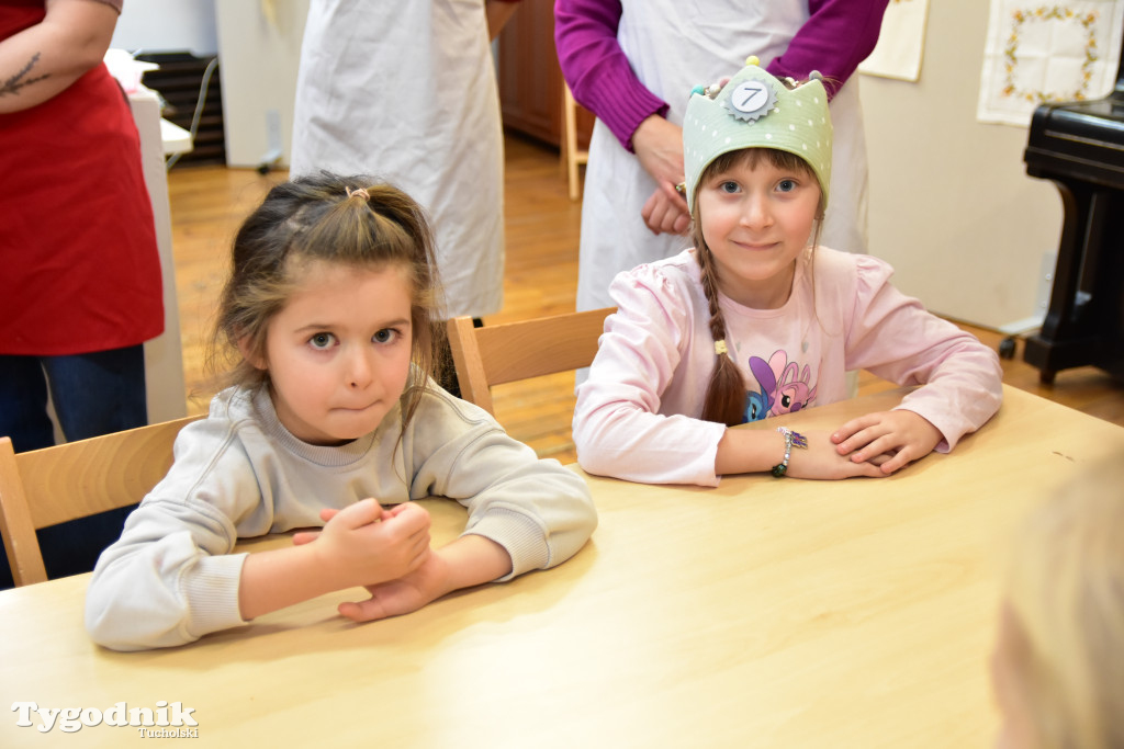 Piernikowe szaleństwo w Muzeum Borów Tucholskich w wykonaniu dzieci z tucholskiej \