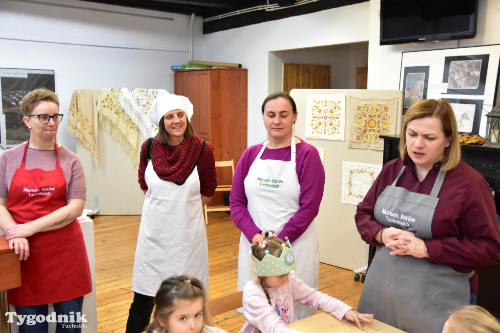 Piernikowe szaleństwo w Muzeum Borów Tucholskich w wykonaniu dzieci z tucholskiej \