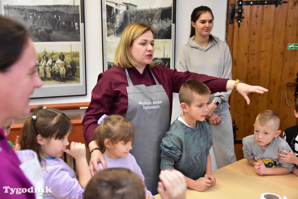 Piernikowe szaleństwo w Muzeum Borów Tucholskich w wykonaniu dzieci z tucholskiej \